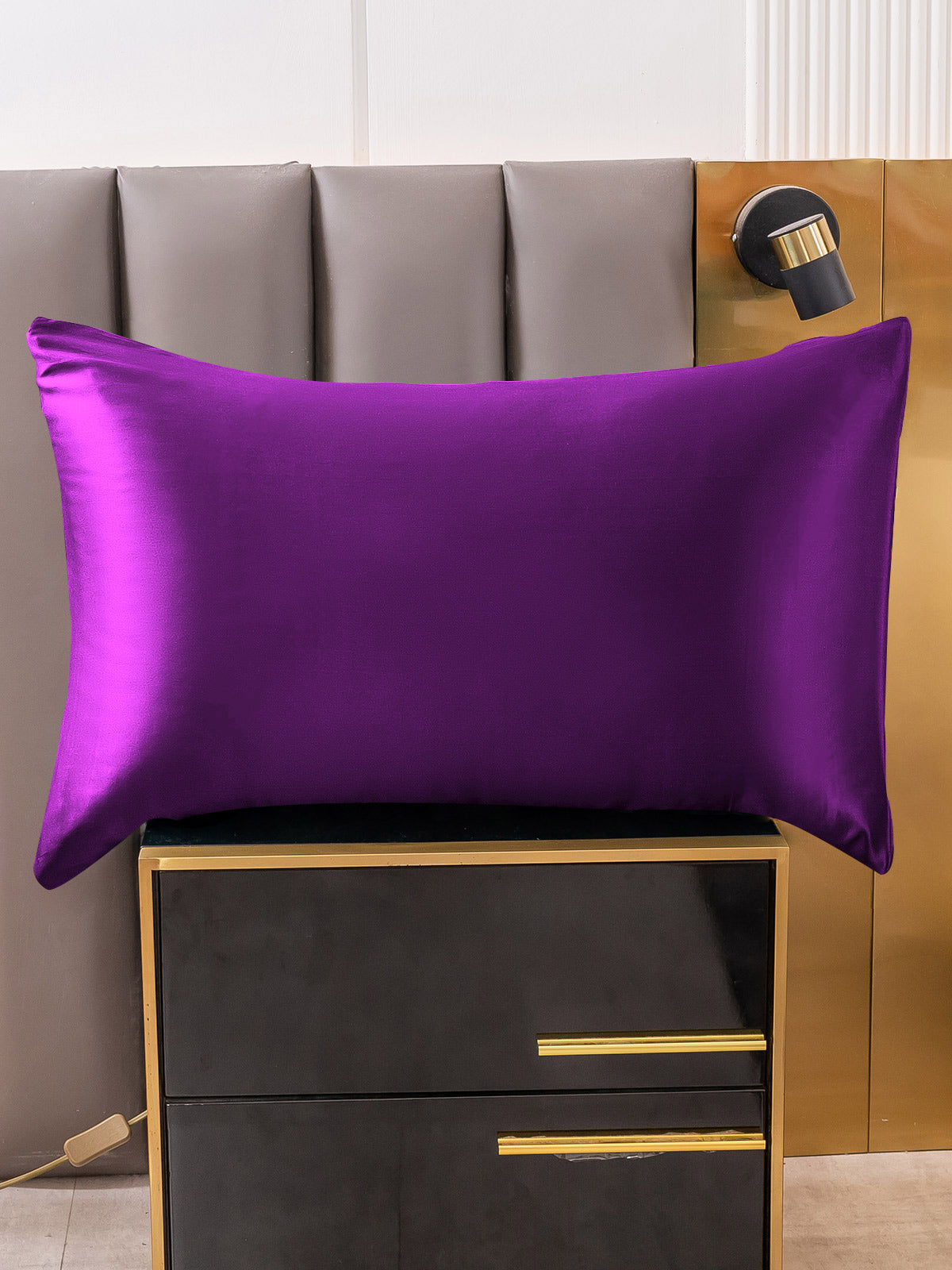 Soft Mulberry Silk Pillowcase with Zipper Closure
