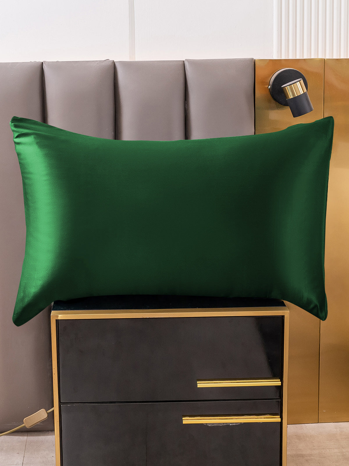 Soft Mulberry Silk Pillowcase with Zipper Closure