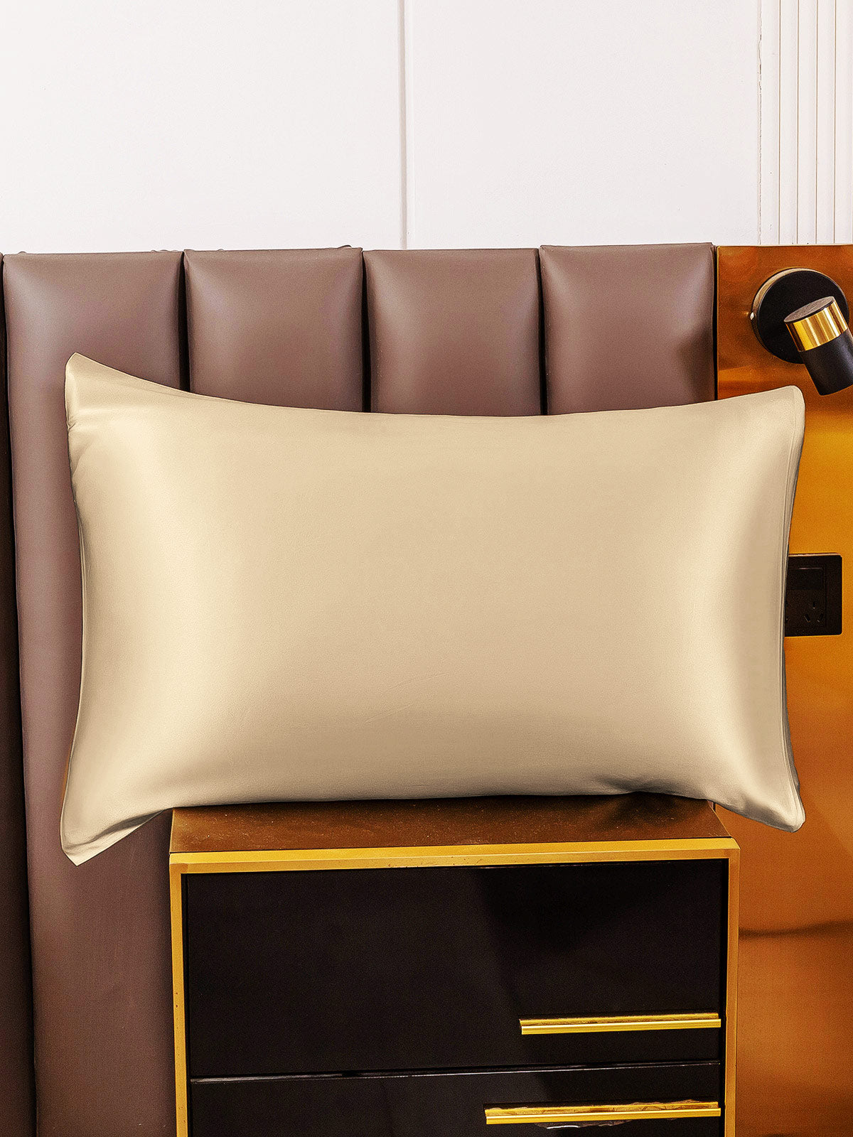Soft Mulberry Silk Pillowcase with Zipper Closure