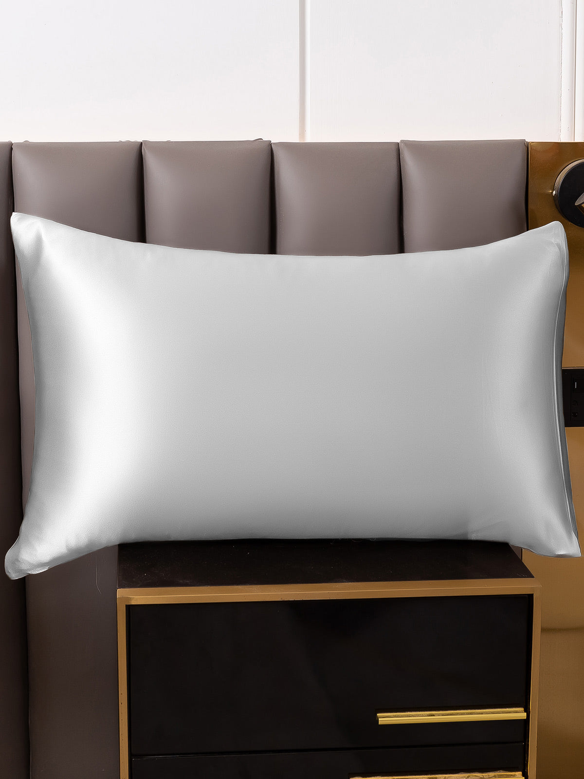 Soft Mulberry Silk Pillowcase with Zipper Closure