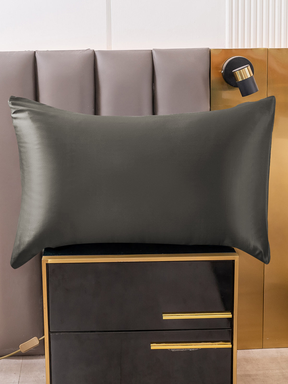 Soft Mulberry Silk Pillowcase with Zipper Closure