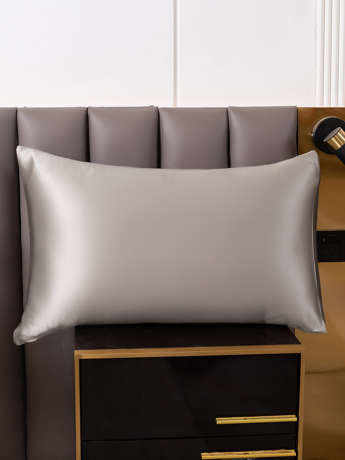 Soft Mulberry Silk Pillowcase with Zipper Closure