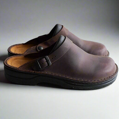 Cozy Women's Clogs with Adjustable Strap – Soft Closed Toe Shoes